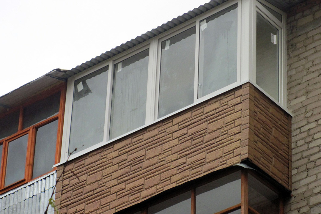 Внешняя обшивка балкона виниловым сайдингом